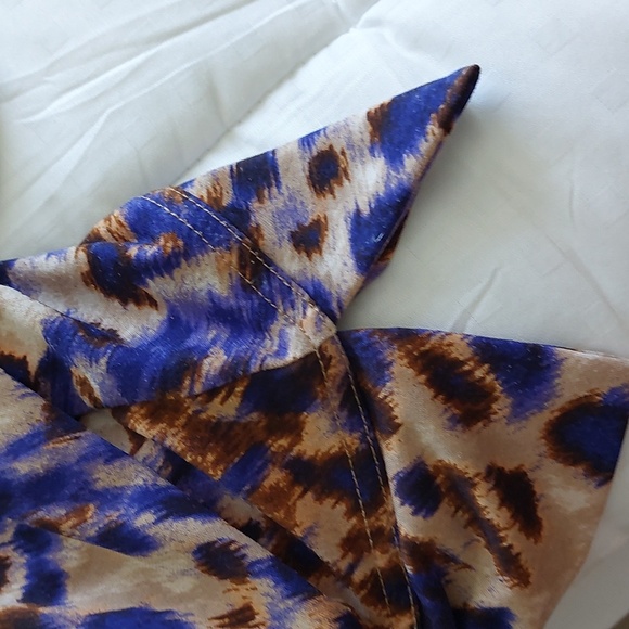 "Anne Klein" size M, 95% Polyester and 5% Spandex, polo style long sleeve top - Picture 7 of 9